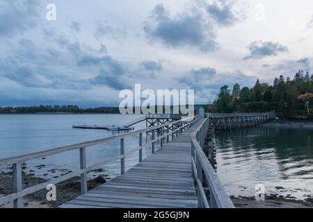 In Northeast Harbor, Maine, überspannt eine erhöhte hölzerne Fußgängerbrücke die Mündung des Gilpatrick Cove Inlet und bietet Zugang zum Floating Dock am Midpoint Stockfoto