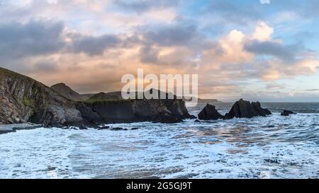 Schönes Landschaftsbild vom Hartland Quay in Devon England während des stimmungsvollen Frühlings bei Sonnenuntergang Stockfoto