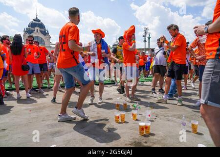 BUDAPEST, UNGARN - 27. JUNI: Niederländische Fans bei der niederländischen Fanzone, auch bekannt als UEFA Festival Budapest vor der UEFA Euro 2020: Runde des Spiels 16 zwischen den Niederlanden und der Tschechischen Republik in der Puskas Arena am 27. Juni 2021 in Budapest, Ungarn (Foto von Andre Weening/Orange Picles) Kredit: Orange Pics BV/Alamy Live News Stockfoto