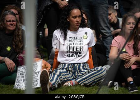 College Green, Bristol, Großbritannien. Mai 2021. Rod Humphris, Co-Betreiber des Raven Pub in Bath, spricht bei einem Anti-Lockdown-Protest in Bristol A an eine Menschenmenge Stockfoto