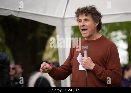 College Green, Bristol, Großbritannien. Mai 2021. Rod Humphris, Co-Betreiber des Raven Pub in Bath, spricht bei einem Anti-Lockdown-Protest in Bristol A an eine Menschenmenge Stockfoto