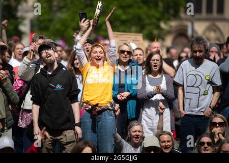 College Green, Bristol, Großbritannien. Mai 2021. Rod Humphris, Co-Betreiber des Raven Pub in Bath, spricht bei einem Anti-Lockdown-Protest in Bristol A an eine Menschenmenge Stockfoto