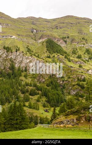 Schöne Erkundungstour durch die Berge in der Schweiz. Stockfoto