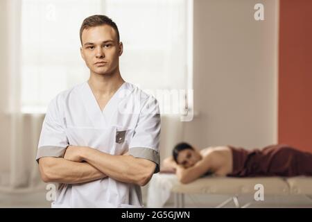 Porträt eines jungen Masseurs, der in seinem Büro posiert. Stockfoto