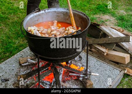 Traditionelle rumänische Essen im Kessel über dem offenen Feuer zubereitet Stockfoto