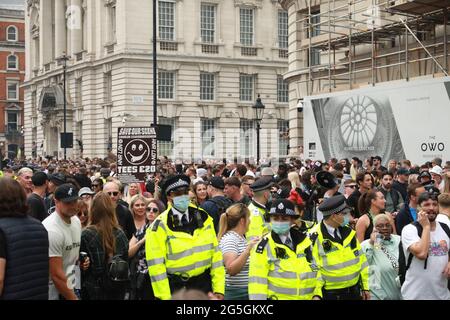 Central London, Großbritannien. Juni 2021. Save Our Scene Campaign Group veranstaltete einen moblile Rave im Zentrum von London, um der Regierung eine Botschaft zu senden, dass die Unterhaltungsindustrie wieder auf die Beine kommen muss oder Gefahr besteht, für immer verloren zu gehen. Etwa zehntausend Menschen nahmen an der Live-Musik Teil, die das BBC-Hauptquartier verließ und am Parliament Square endete. Kredit: Natasha Quarmby/Alamy Live Nachrichten Stockfoto