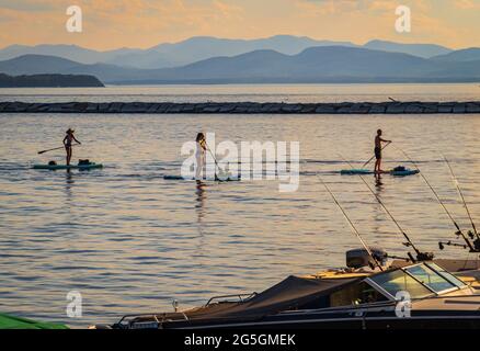 Burlington, Vermont/ USA - 20,2021. Juni: Drei Personen auf Paddlebeltafeln genießen die Burlington Waterfront am Lake Champlain Stockfoto