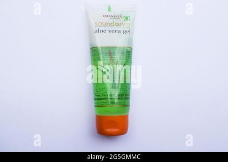 Patanjali Aloe Vera Gelröhrchen von 60 ml isoliert auf weißem Hintergrund. Dieses Produkt wird für kosmetische und gesundheitliche Zwecke verwendet. Haut leuchtet, Pickel Akne Cu Stockfoto