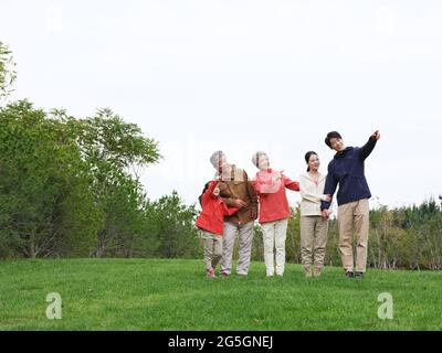 Glückliche Familie von fünf Blick auf die Landschaft im Park qualitativ hochwertige Foto Stockfoto