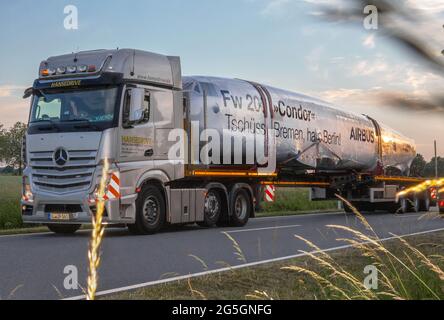 Restaurierter FW200-Rumpf auf dem Weg von Bremen nach Berlin auf einem LKW Stockfoto