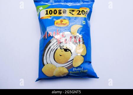 Haldiram Kartoffelchips in blauer Verpackung. Einfache gesalzene Chips isoliert auf weißem Hintergrund Stockfoto