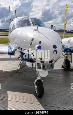 Piper PA-31-310 Navajo B Scimitar Teststand G-RHYM von 2Excel auf der Farnborough International Airshow 2012, Großbritannien. Ausgestattet mit einer Vielzahl von Sensoren Stockfoto