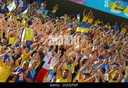 BUKAREST, RUMÄNIEN - 21. JUNI 2021: Tribünen der Nationalarena Stadion von Bukarest mit ukrainischen Fans während des UEFA EURO 2020-Spiels Ukraine gegen Österreich Stockfoto