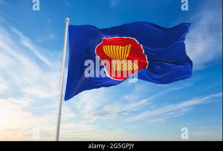 Minsk, Weißrussland - Mai, 2021: Flagge der Vereinigung südostasiatischer Nationen, ASEAN winkt im Wind am Fahnenmast vor dem Hintergrund des blauen Himmels. 3d-Grafik Stockfoto