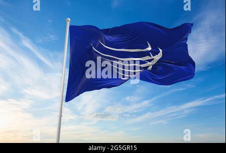 Minsk, Weißrussland - Mai, 2021: Flagge der Union südamerikanischer Nationen, Unasur winkt im Wind am Fahnenmast auf dem Hintergrund des blauen Himmels. 3d-Illustration. Stockfoto