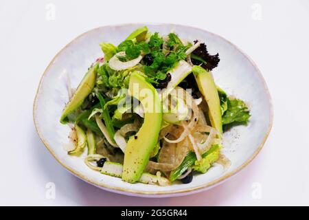 Gemüsesalatschüssel mit Spargel, Fenchel, Avocado, Rosinen und Salat in einer Schüssel mischen Stockfoto