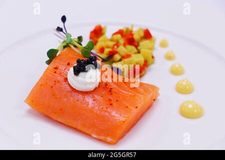Sous Vide Lachsgericht mit Kaviar und knackigem Gemüse, Luxus feine Speisen Stockfoto