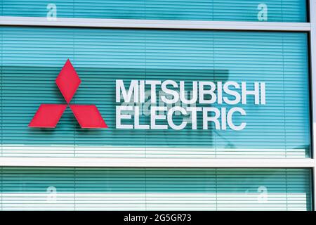 Sep 26, 2020 Mountain View / CA / USA - Mitsubishi Electric Logo in ihrem Hauptsitz im Silicon Valley; Mitsubishi Electric Corporation ist eine japanische Elektronik Stockfoto