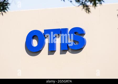 Sep 26, 2020 Santa Clara / CA / USA - Otis-Logo am Hauptsitz im Silicon Valley; Otis Worldwide Corporation ist ein amerikanisches Unternehmen, das Aufzüge, Stockfoto