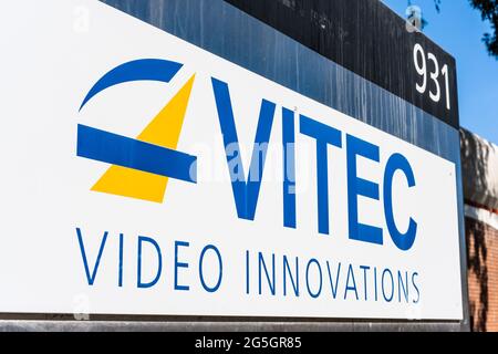 Sep 26, 2020 Sunnyvale / CA / USA - Vitec-Logo am Hauptsitz im Silicon Valley; Vitec ist ein Anbieter von professionellen digitalen Videoprodukten für den Stream Stockfoto