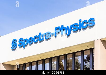 Sep 26, 2020 Santa Clara / CA / USA - Spectra-Physics Logo am Hauptsitz im Silicon Valley; Spectra-Physics ist ein US-amerikanisches Laserunternehmen, teilweise Stockfoto