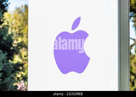 Sep 26, 2020 Sunnyvale / CA / USA - Apple-Logo am Eingang eines der Büros im Silicon Valley, San Francisco Bay Area Stockfoto