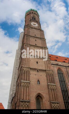 Die Münchner Frauenkirche, eine römisch-katholische Kathedrale, die 1494 n. Chr. geweiht wurde. München, Deutschland Stockfoto