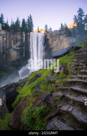 Wasserfälle voller Nebel im Vernal Fall Yosemite. Nebelwanderweg mit felsigen Fußstufen, die zur Schönheit der Wasserfälle führen. Stockfoto