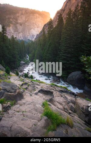 Yosemite National Parks - Vernal Fall Trails während Sonnenuntergang. Goldgelbes Licht des Yosemite Bergtals bei Sonnenuntergang. Stockfoto