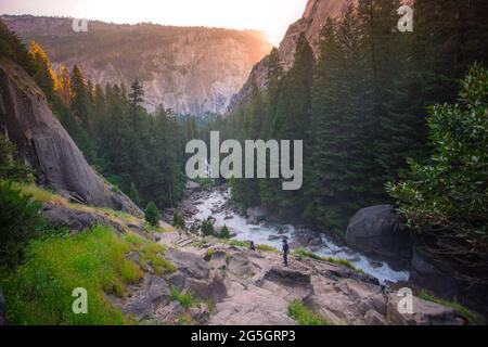 Yosemite National Parks - Vernal Fall Trails während Sonnenuntergang. Goldgelbes Licht des Yosemite Bergtals bei Sonnenuntergang. Stockfoto