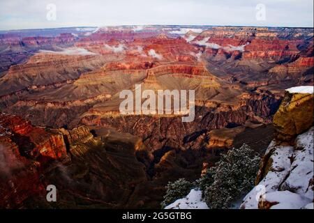 Grand Canyon Yavapai Point an einem wunderschönen Morgen nach einem Schneesturm, North Rim, Grand Canyon, USA Stockfoto