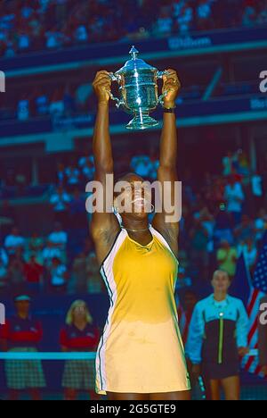 Serena Williams (USA) gewinnt ihren ersten Grand Slam bei der US Open Tennis Championship 1999 Stockfoto