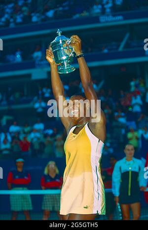 Serena Williams (USA) gewinnt ihren ersten Grand Slam bei der US Open Tennis Championship 1999 Stockfoto