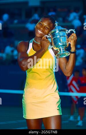 Serena Williams (USA) gewinnt ihren ersten Grand Slam bei der US Open Tennis Championship 1999 Stockfoto