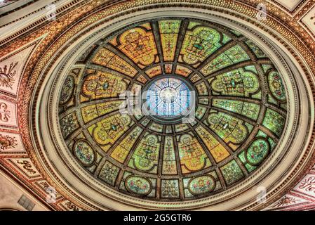 GAR Rotunda im Chicago Cultural Center architektonischer Glanz von Kuppel und Decke mit einem Durchmesser von 40 Metern, einer braunen, beigen und ockerfarbenen Buntglaskuppel Stockfoto