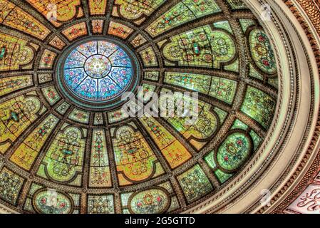 GAR Rotunda im Chicago Cultural Center architektonischer Glanz von Kuppel und Decke mit einem Durchmesser von 40 Metern, einer braunen, beigen und ockerfarbenen Buntglaskuppel Stockfoto