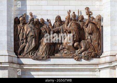 Bas-Relief an der Wand der Kathedrale Christi des Erlösers in Moskau. Stockfoto