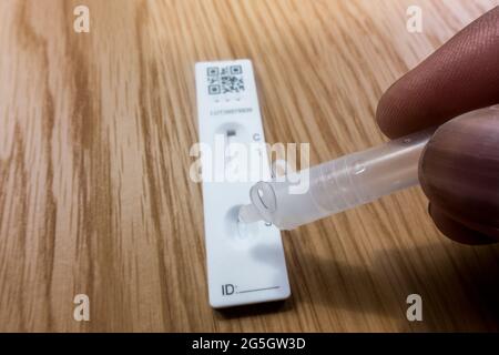 Schneller lateraler Durchflusstest, der von erwachsenen Männern durchgeführt wurde Stockfoto