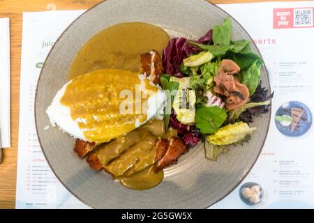 Huhn Katsu Curry im Restaurant wagamama Stockfoto