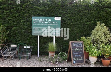 Eingangstafel zu den Beth Chatto Gardens, England, Großbritannien. Stockfoto