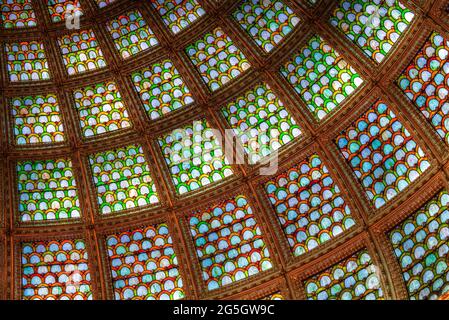 Tiffany Dome im Chicago Cultural Center eine 38 Meter lange, durchscheinende Kuppel aus Tiffany Favrile-Glas, die an Fischschuppen erinnert Stockfoto