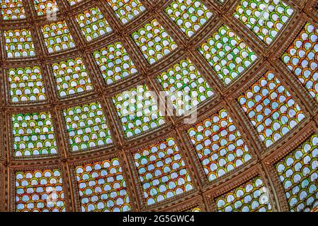 Tiffany Dome im Chicago Cultural Center eine 38 Meter lange, durchscheinende Kuppel aus Tiffany Favrile-Glas, die an Fischschuppen erinnert Stockfoto