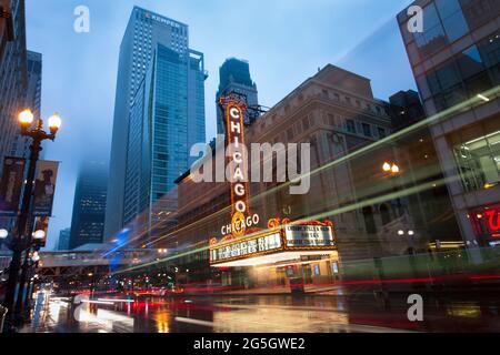 Das Wahrzeichen Chicago Theatre an der State Street. Chicagos berühmtes Neonlicht symbolisiert Chicago. Chicago, Illinois / USA Stockfoto