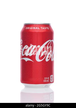 IRVINE, KALIFORNIEN - 26. JUNI 2021: Eine 12 Unzen Dose Coca-Cola. Cola ist eines der beliebtesten kohlensäurehaltigen Getränke der Welt. Stockfoto