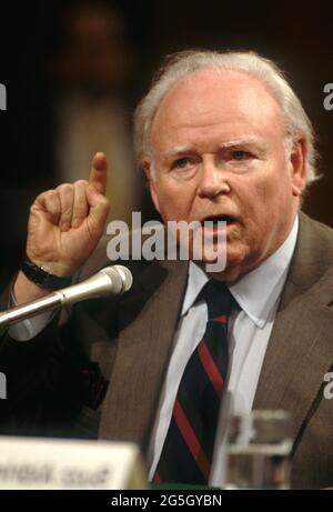 Washington, DC, USA. März 1998. Der Schauspieler Carroll O'Connor bezeugt die Drogensucht vor einem Unterausschuss des Senats für Arbeitsgesundheit und menschliche Dienste am 24. März 1998 in Washington, D.C. Stockfoto