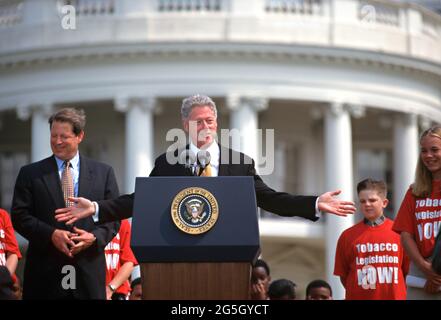 Washington, DC, USA. Mai 1998. US-Präsident Bill Clinton und Vizepräsident Al Gore während einer Anti-Raucher-Veranstaltung, um Gesetze zum Schutz von Kindern vor Tabak auf dem South Lawn des Weißen Hauses am 20. Mai 1998 in Washington, D.C. zu fordern Stockfoto