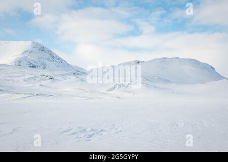 Berge rund um den Kungsleden Trail im April 2021 schneebedeckt, Lappland, Schweden Stockfoto