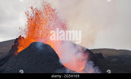 Der anhaltende Vulkanausbruch im Mt Fagradalsfjall, Südwest-Island. Der Ausbruch begann im März 2021, nur 30 km von Reykjavík entfernt. Stockfoto