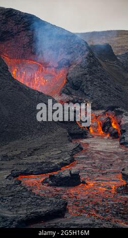 Der anhaltende Vulkanausbruch im Mt Fagradalsfjall, Südwest-Island. Der Ausbruch begann im März 2021, nur 30 km von Reykjavík entfernt. Stockfoto