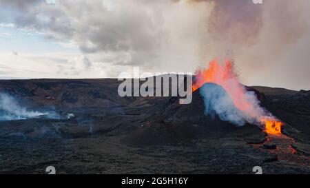 Der anhaltende Vulkanausbruch im Mt Fagradalsfjall, Südwest-Island. Der Ausbruch begann im März 2021, nur 30 km von Reykjavík entfernt. Stockfoto